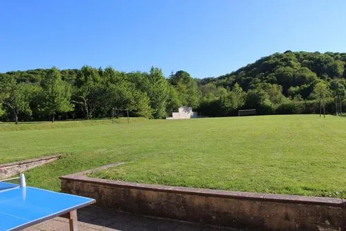 Grand pré arboré à l'arrière du gîte, cadre verdoyant de la vallée meusienne