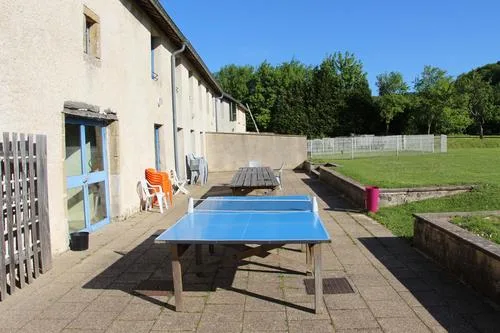 Terrasse extérieure avec table de ping-pong pour les moments de détente en groupe