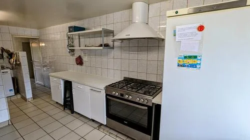 Cuisine équipée aux normes de restauration avec four et plan de travail
