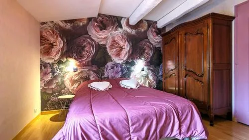 Chambre confortable avec lit double et mobilier ancien