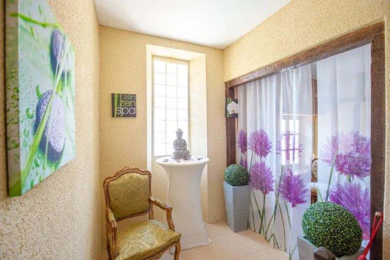 Chambre lumineuse avec lit double et rideaux fleuris