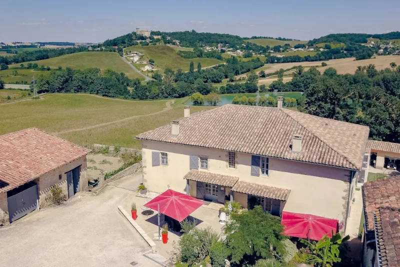 Vue aérienne du Domaine le Castagné avec terrasse et toits de tuiles au milieu des vignes