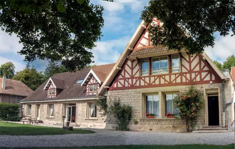 Façade en pierre du Clos du Pausa, maison d'hôtes de charme face au château de Thillombois