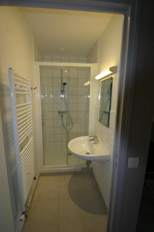Salle d'eau avec douche et lavabo