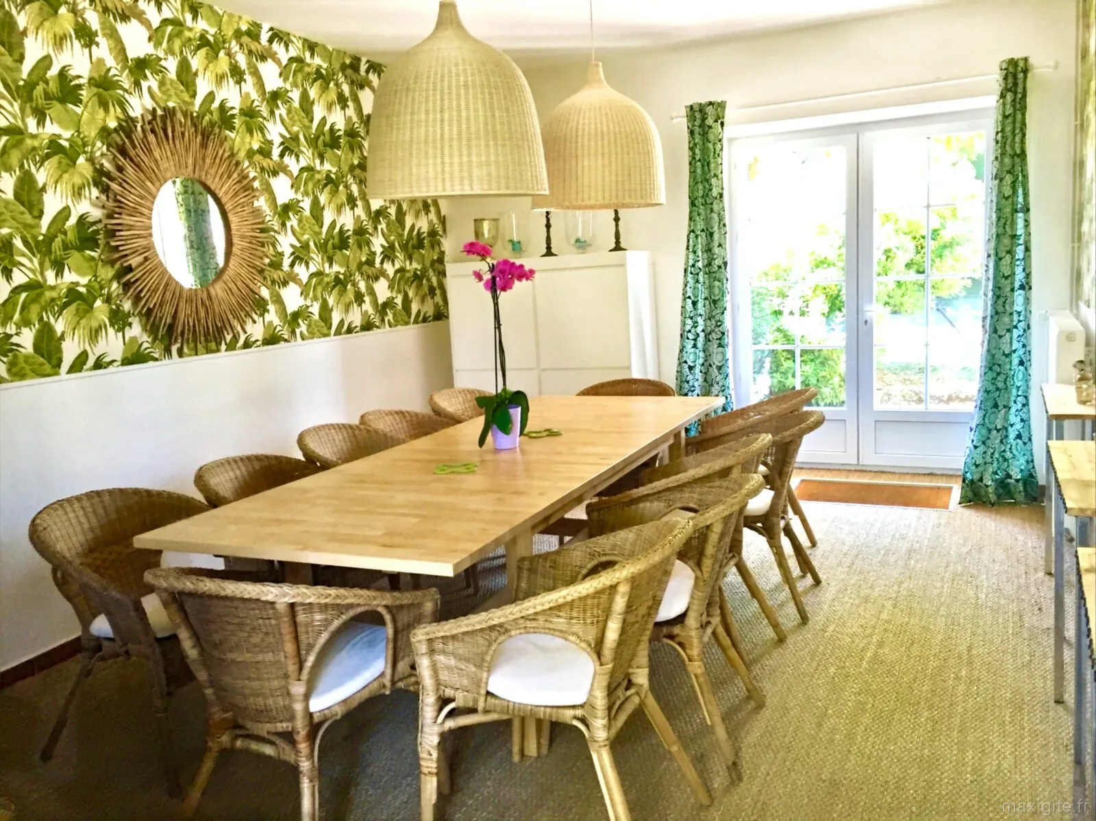 Salle à manger avec grande table en bois pour les repas de groupe