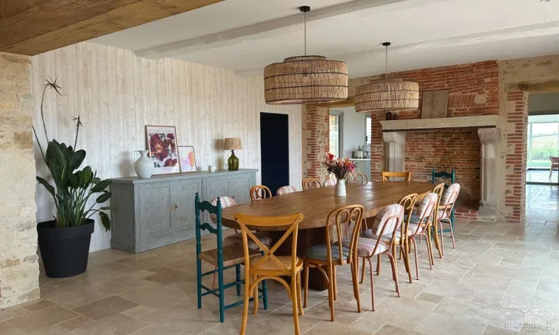 Salle à manger avec grande table en bois pouvant accueillir tout le groupe