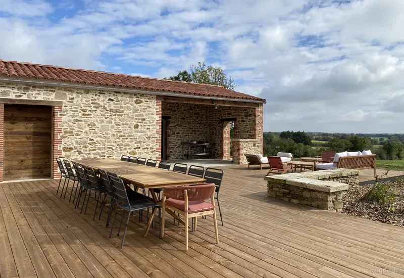 Façade et terrasse de la villa avec vue sur le parc arboré