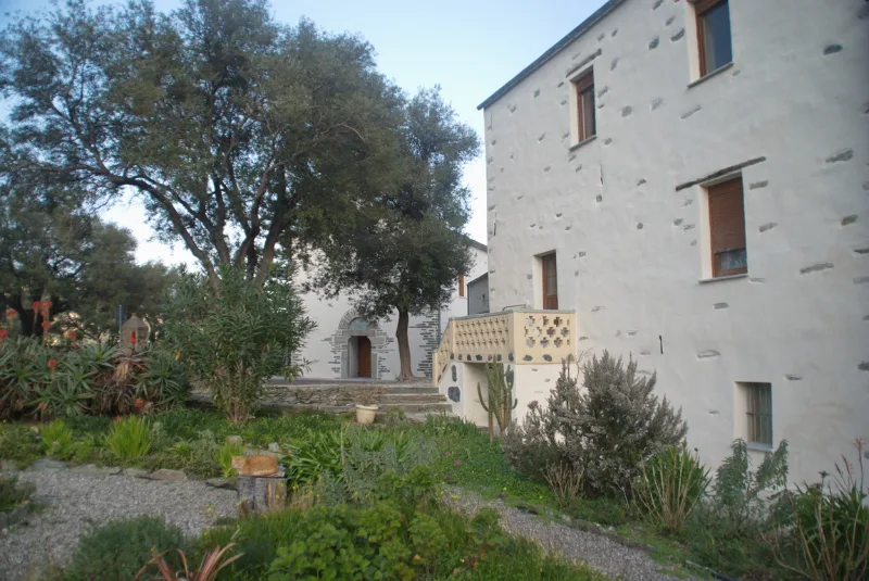 Vue extérieure de la salle de conférence du couvent au milieu des oliviers