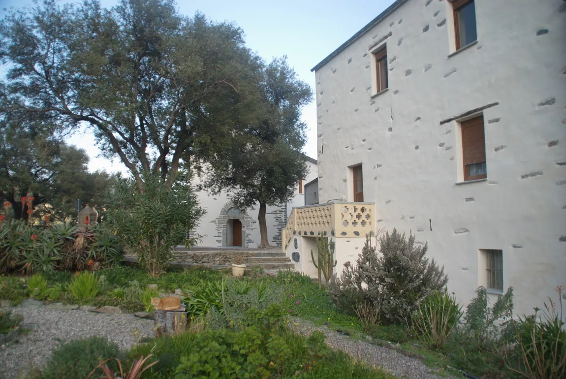 Gîte de groupe Couvent Saint Hyacinthe à Santa-Maria-di-Lota — Vue extérieure de la salle de conférence du couvent au milieu des oliviers, capacité 90 personnes