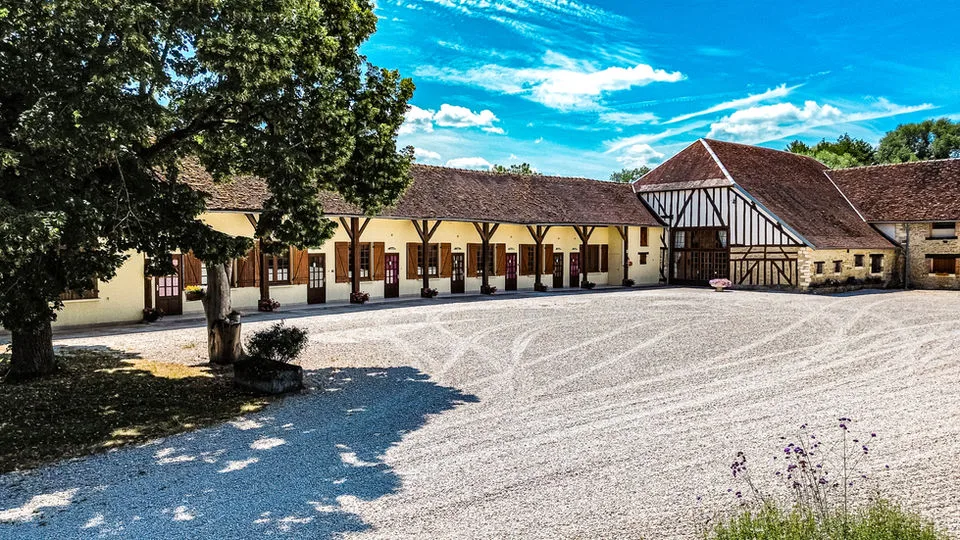 Gîte de groupe La Ferme du Vieux Château à Vanlay — Vue extérieure du domaine de la Ferme du Vieux Château entouré de nature, capacité 106 personnes