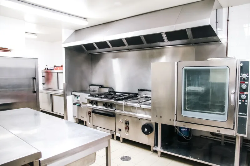 Cuisine professionnelle entièrement équipée pour la préparation des repas