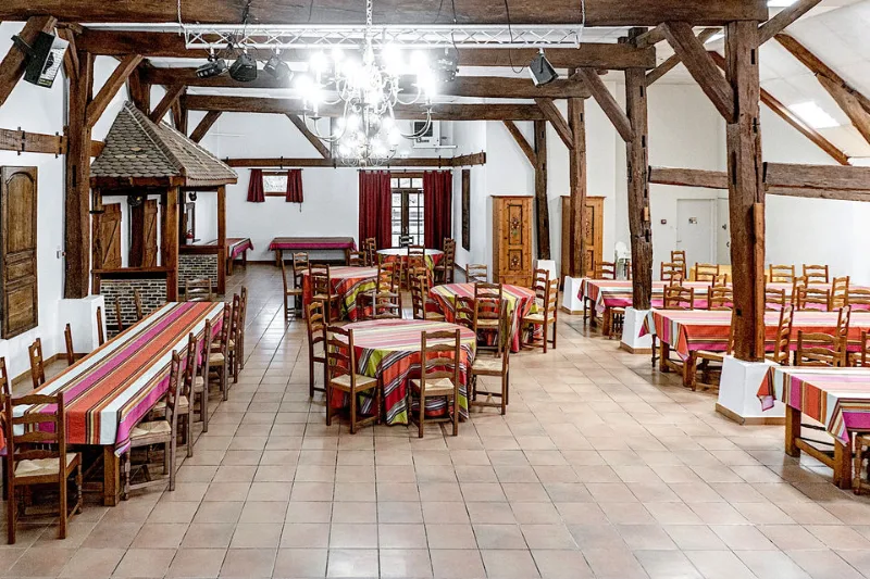 Salle de réception principale de 210 m² avec charpente apparente