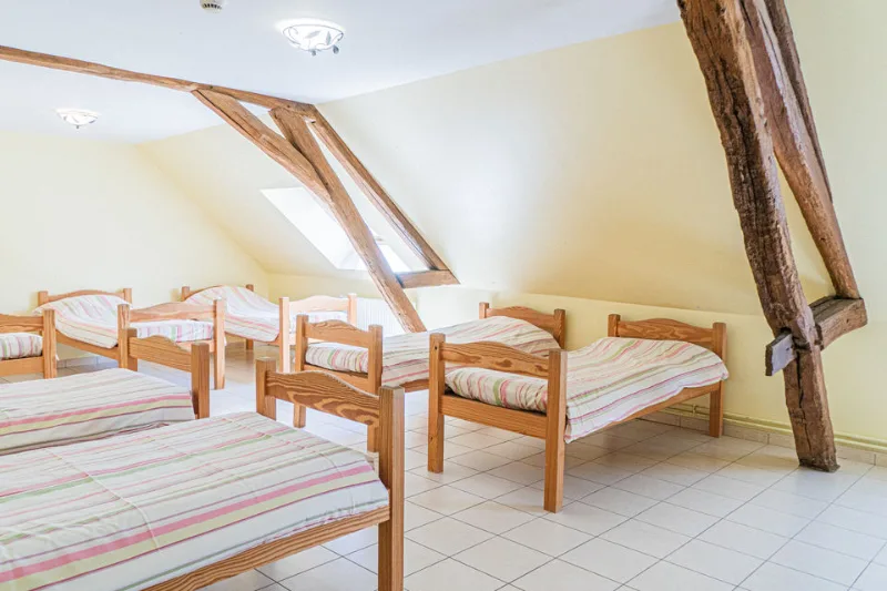 Chambre avec lits pour l'accueil de groupe, une des 20 chambres du domaine