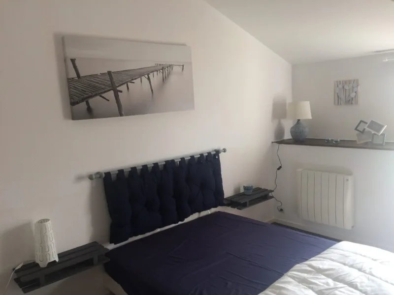 Chambre lumineuse avec lit double et décoration épurée