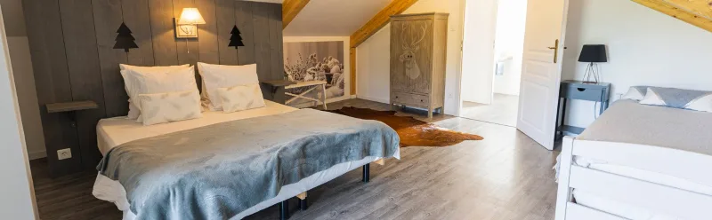 Chambre lumineuse avec lit double et tête de lit en bois clair