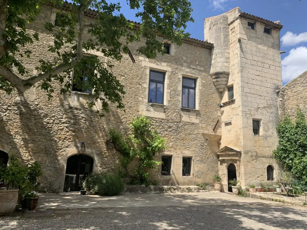Gîte de groupe Château Petit Sonnailler à Aurons — Château Petit Sonnailler – Aurons, capacité 20 personnes