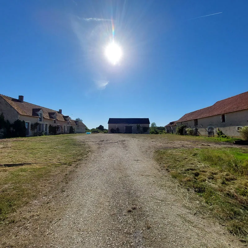 Domaine Cœur de Brenne – longère berrichonne vue d'ensemble entre cour et étangs