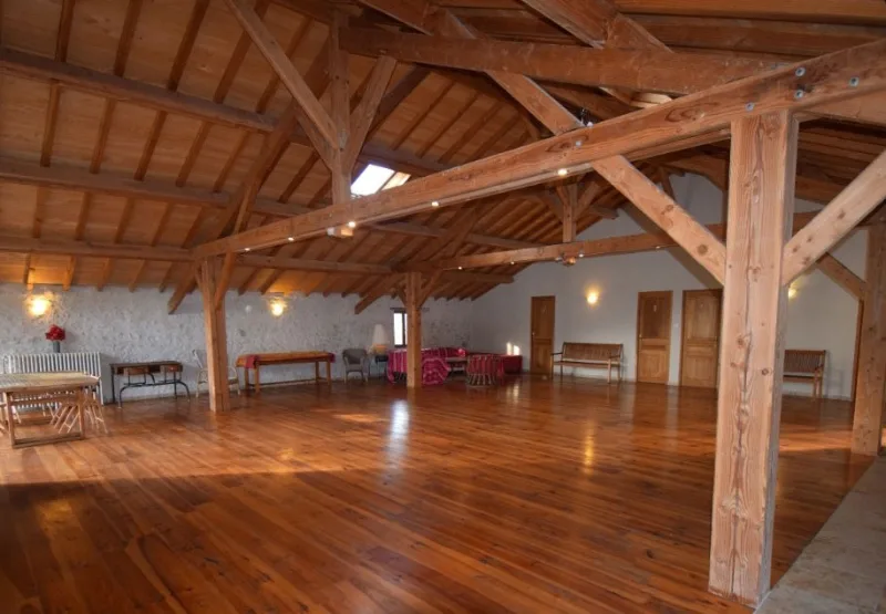 Salle d'activité avec espace de jeux et banquettes pour les groupes