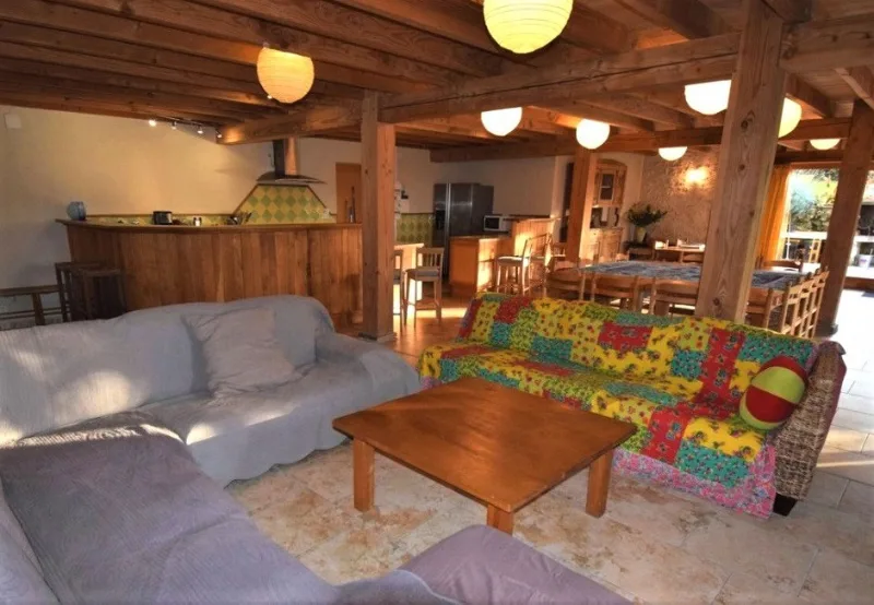 Salon confortable avec canapés et cheminée pour les soirées entre groupe
