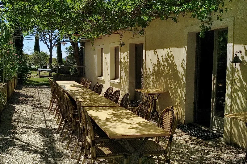 La grande table sous la treille devant la maison
