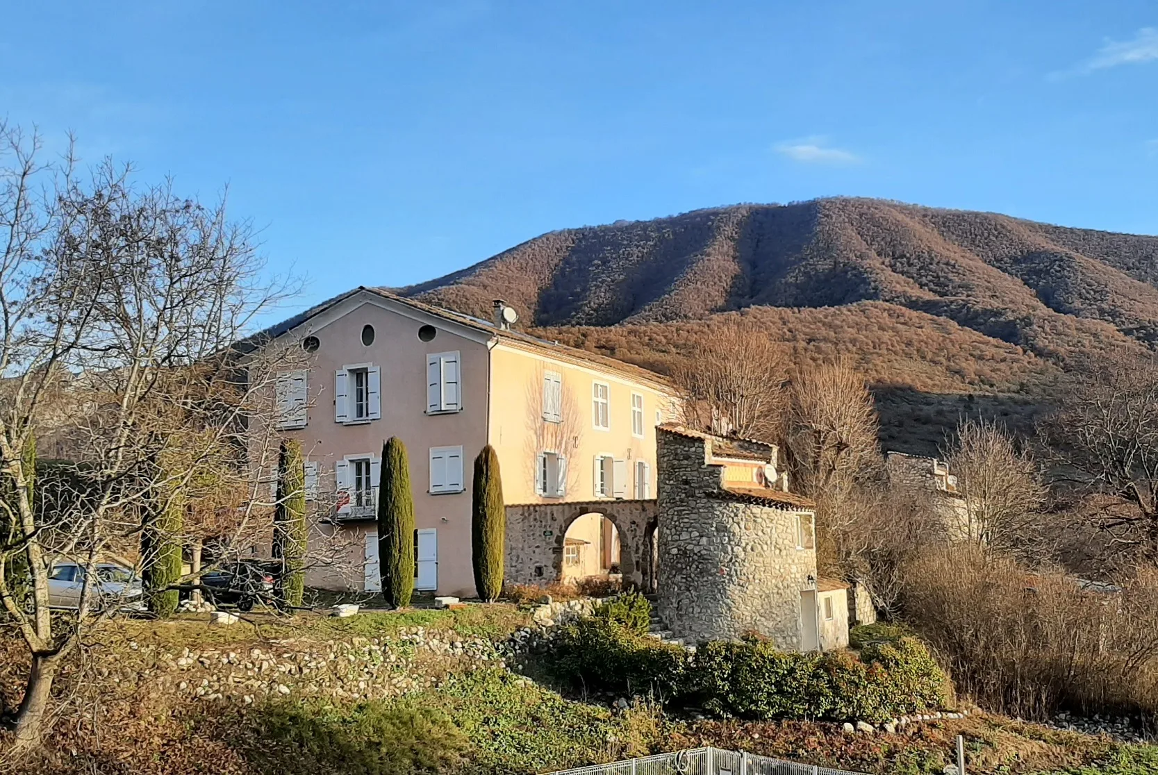 Gîte de groupe Les Gîtes du Château de la Robine à La Robine-sur-Galabre — Les Gîtes du Château de la Robine, capacité 28 personnes