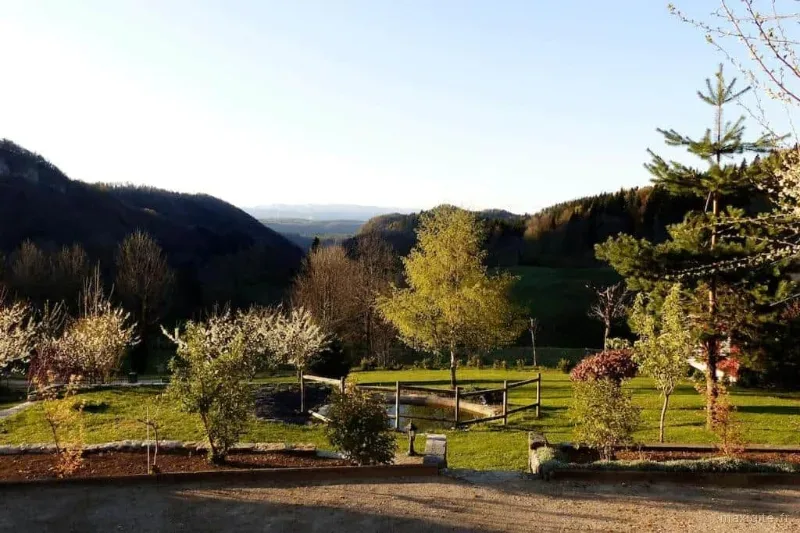 Vue panoramique sur les montagnes du Jura depuis le gîte