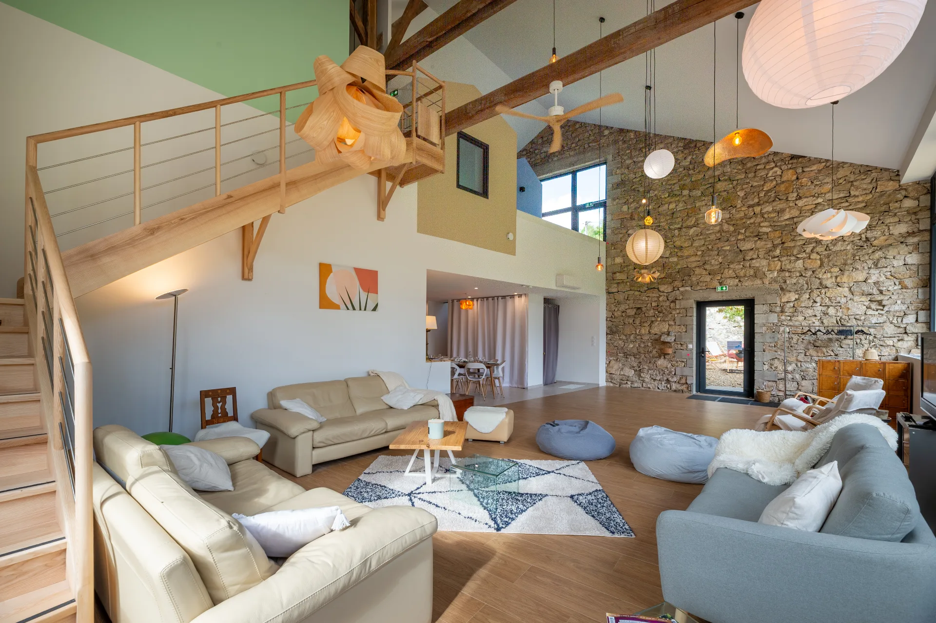 Gîte de groupe La Ressource Malix à Tenay — Façade en pierre de La Ressource Malix avec charpente apparente et grand séjour vitré, capacité 15 personnes