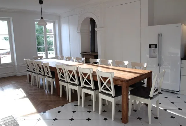 Grande salle à manger avec longue table en bois pour 15 convives