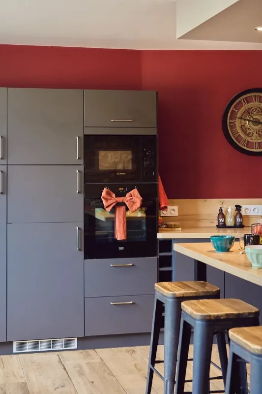 Cuisine équipée avec plan de travail et rangements en bois