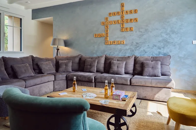 Salon cosy avec canapé et décoration murale