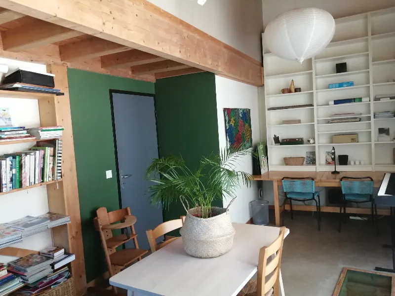 Espace bureau et bibliothèque avec grande table commune