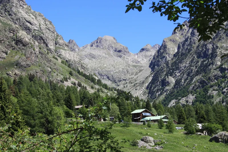 Hameau de Belvédère niché au pied des sommets du Mercantour, vue sur la vallée