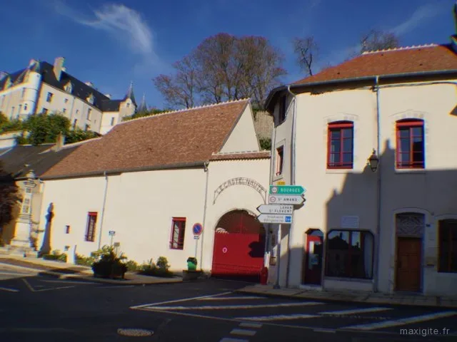 Vue extérieure du gîte avec toits en tuiles et château en arrière-plan