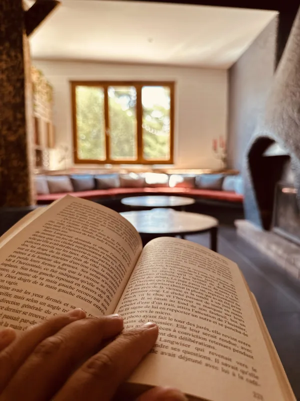 Espace cocooning avec cheminée en pierre et banquette pour se détendre au coin du feu