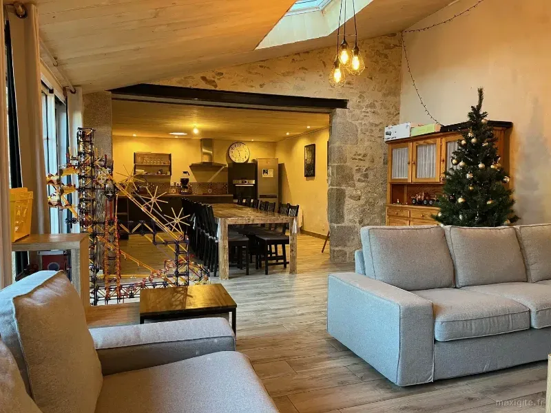 Autre salon avec canapés, cheminée et ambiance cosy pour les soirées
