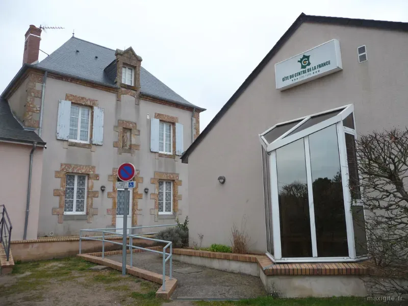 Façade en pierre du gîte du Centre de la France avec parking et jardin