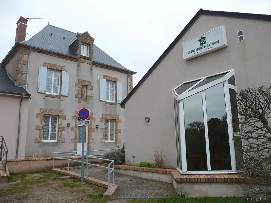 Gîte de groupe Gîte du Centre de la France à Vesdun — Façade en pierre du gîte du Centre de la France avec parking et jardin, capacité 60 personnes