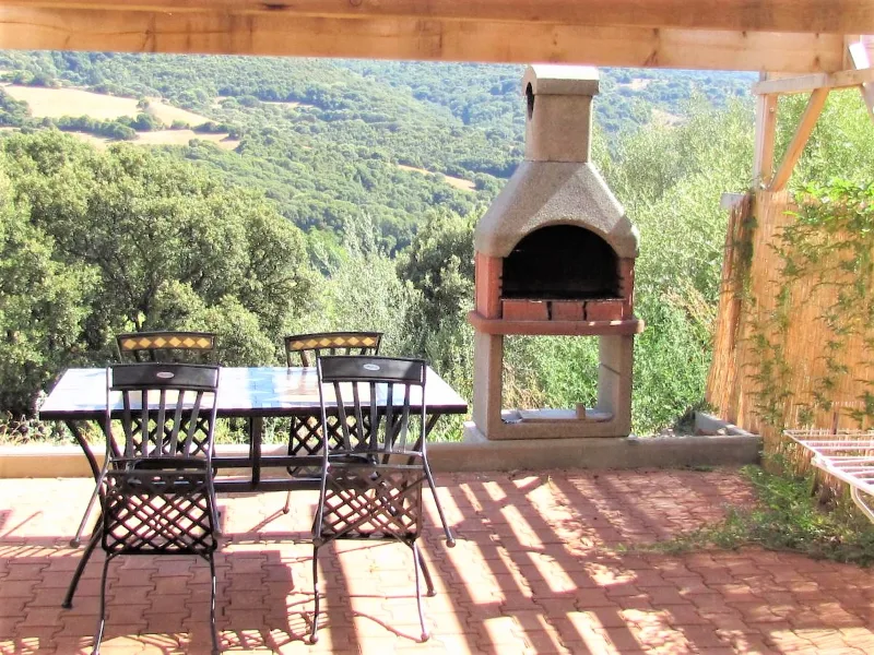 U Pianarellu – OlmetoTerrasse couverte avec table, chaises et barbecue en pierre, vue sur la vallée