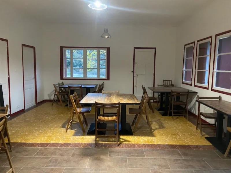 Les Gîtes du Torgan – MassacSalle commune avec grande table en bois et poêle à granulés