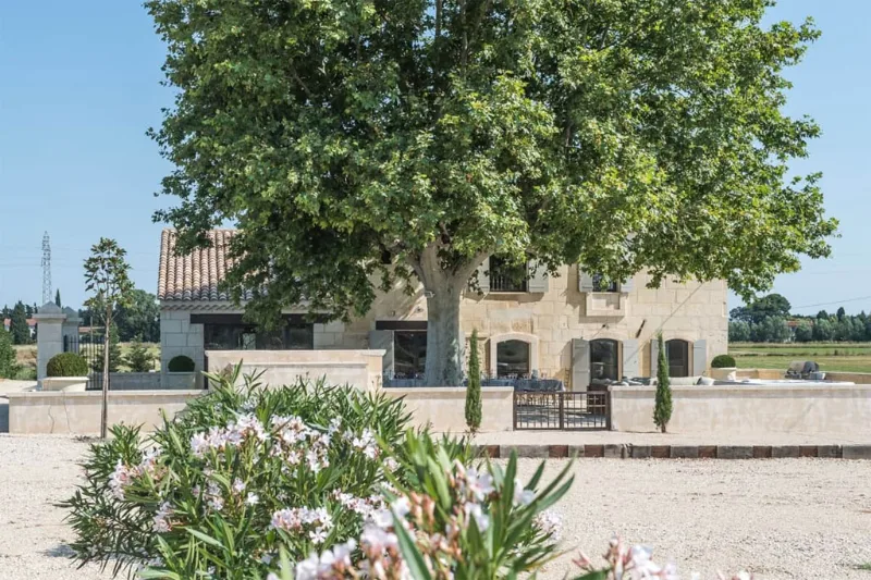Piscine avec grand jardin engazonné et vue dégagée sur la campagne