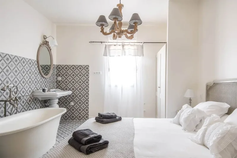 Salon avec canapés et mur en pierres apparentes