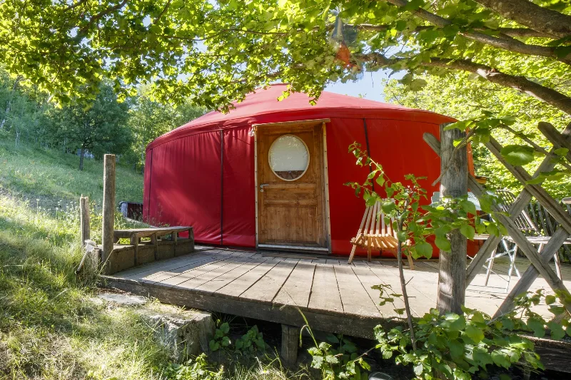 Yourte contemporaine installée en pleine nature face aux gorges de Daluis