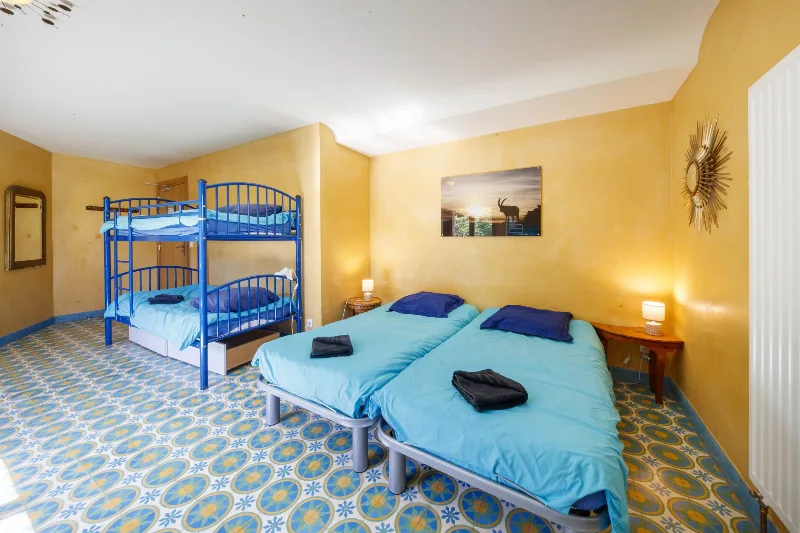 Chambre avec lits superposés colorés pour accueillir les enfants et adolescents du groupe