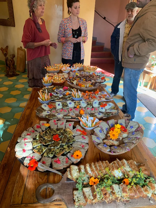 Grande table dressée pour un repas convivial en groupe avec cuisine familiale