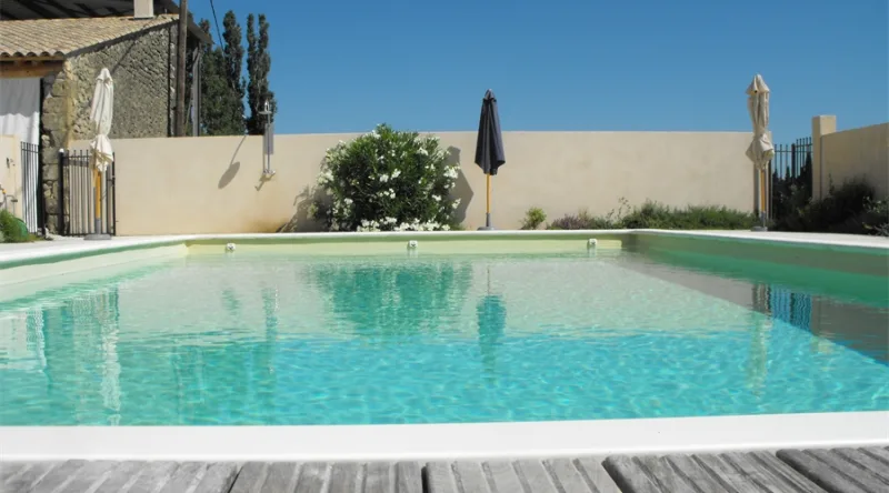 Piscine clôturée de 10x5m avec transats et terrasse au cœur du domaine