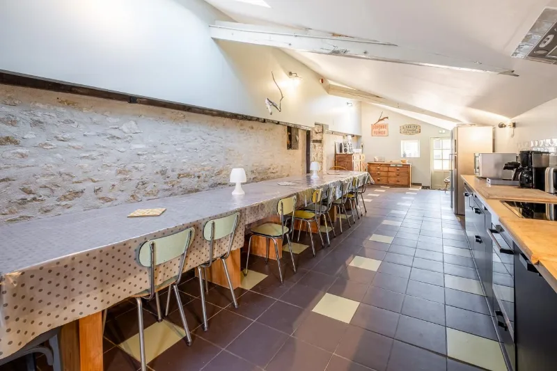 Salle à manger équipée pour recevoir jusqu'à 25 convives autour de grandes tables