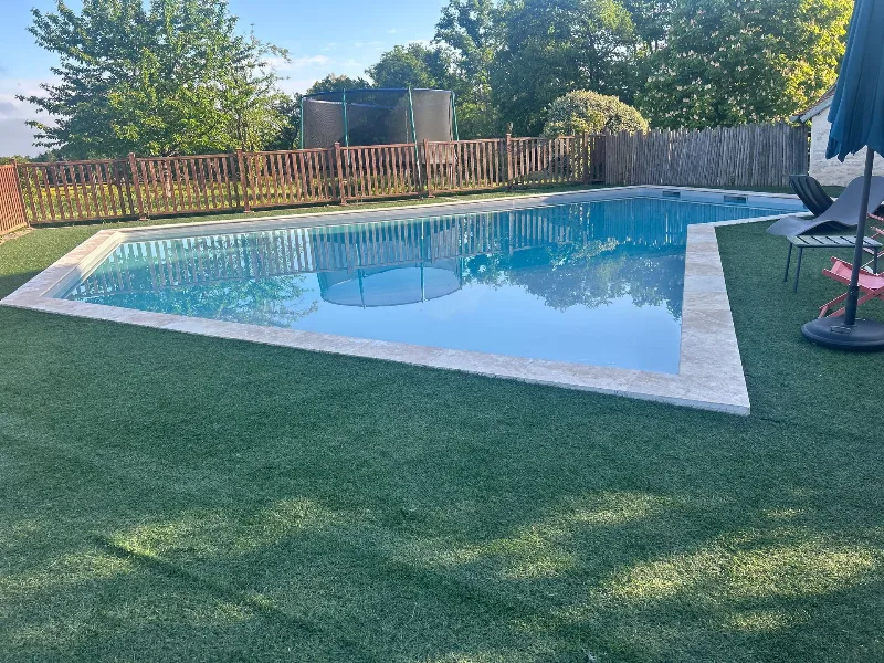 Piscine sécurisée 11x8m avec abri télescopique et cour privée close