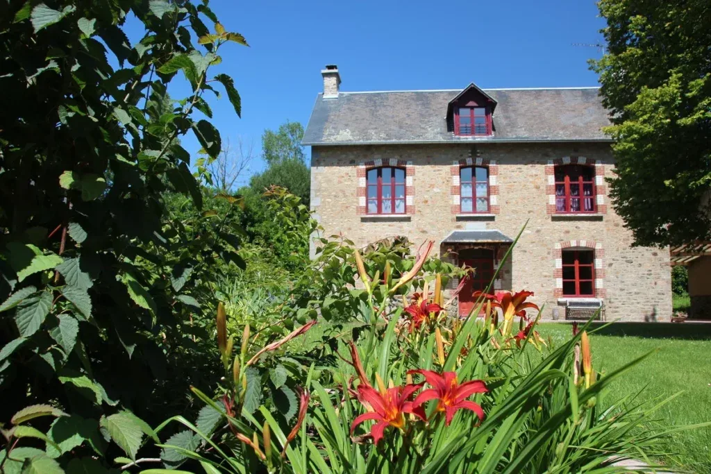 Gîte de groupe La Cochardière à Bacilly — Façade en pierre du gîte Hibou avec vue sur la baie du Mont-Saint-Michel, capacité 20 personnes