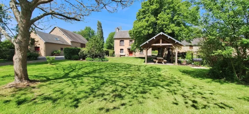 Grand jardin verdoyant du domaine de la Cochardière, vue élargie