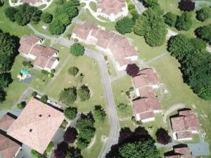 Vue d'ensemble du Hameau de Saintonge, résidence de chalets au cœur d'un parc arboré